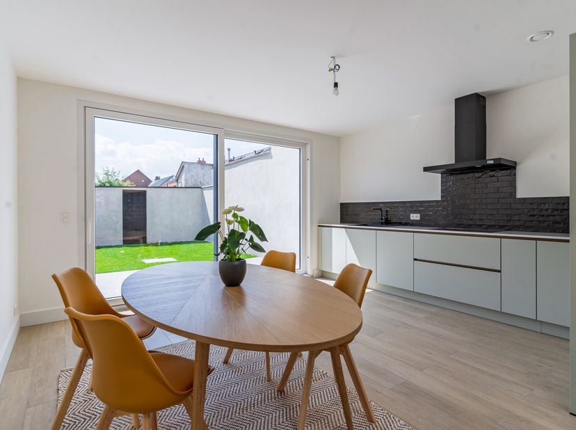 LIGGING&lt;br /&gt;
Deze energiezuinige stadswoning is gelegen in de Emanuel Hielstraat. Een toplocatie in het centrum van Gentbrugge omringd door tal van w