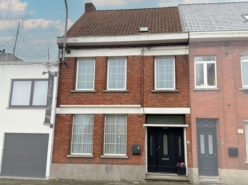 Deze prachtige woning in het rustige, charmante Marke (Kortrijk) is volledig gerenoveerd en voldoet aan alle moderne normen.&lt;br /&gt;
De ruime inkomhal v