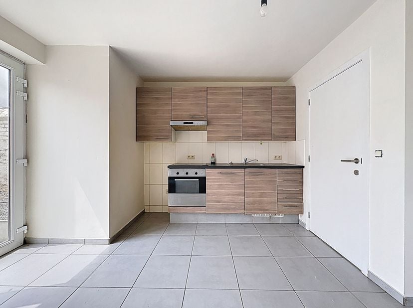 Zongericht appartement met mooi terras gelegen vlak bij alle winkels en op wandelafstand van het strand.  Indeling: ingerichte keuken, leefruimte, rui