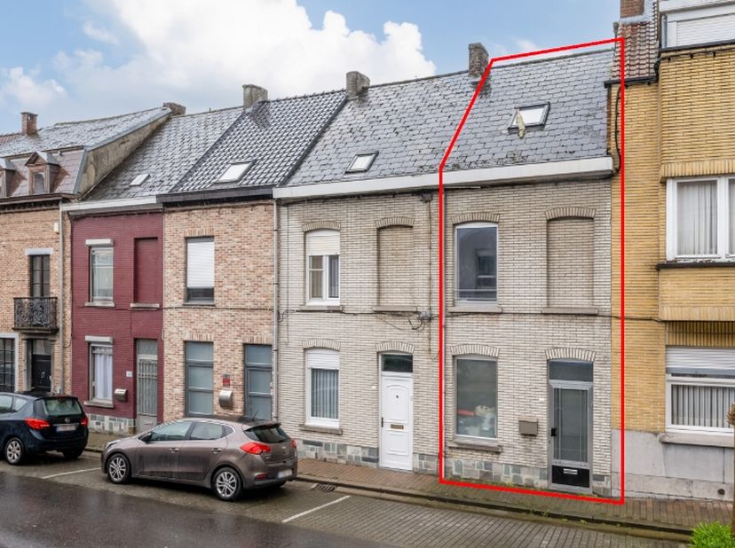 Cette maison rénovée est située à la périphérie de la ville verte de Geraardsbergen. &lt;br /&gt;
&lt;br /&gt;
Le rez-de-chaussée comprend un hall d&#039;entrée spacie