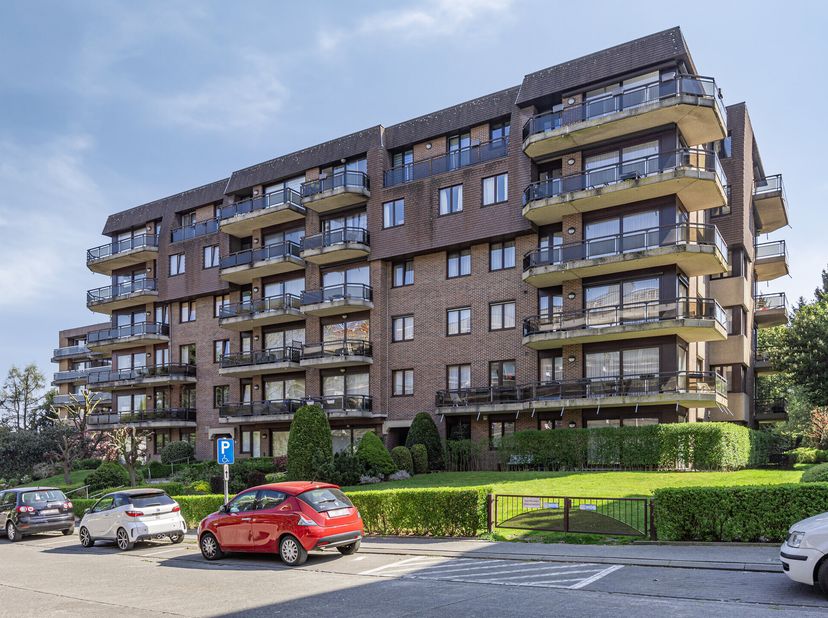 Avec 107 m² de surface habitable, cet appartement offre une occasion unique de le meubler entièrement à votre goût. &lt;br /&gt;
Depuis le hall de nuit, on