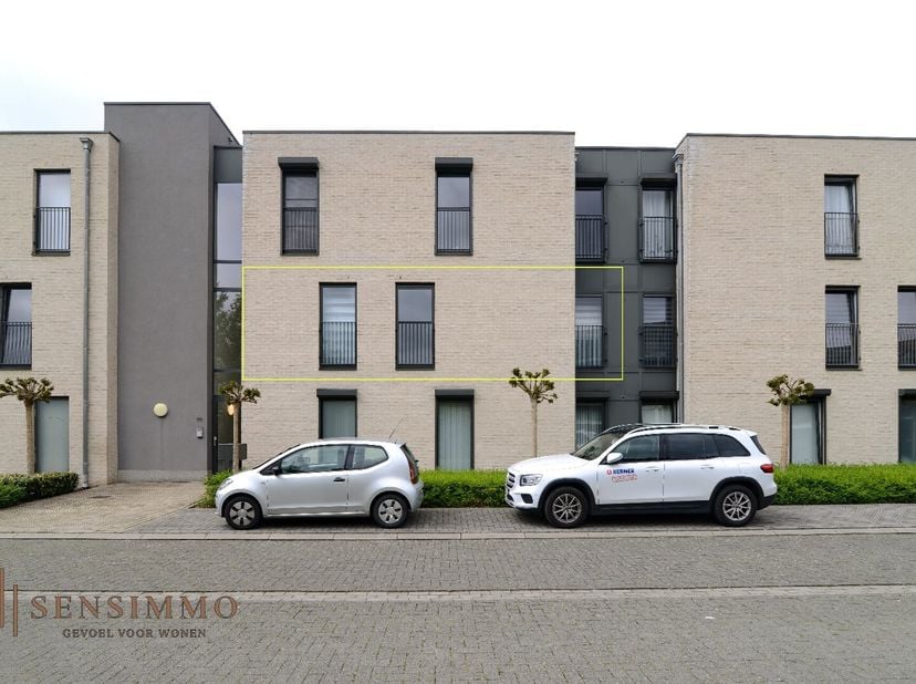 Instapklare luxe appartement met 2 slaapkamers, parking en ruim terras gelegen op de eerste verdieping in een kleinschalig appartementsblok.&lt;br /&gt;
Res