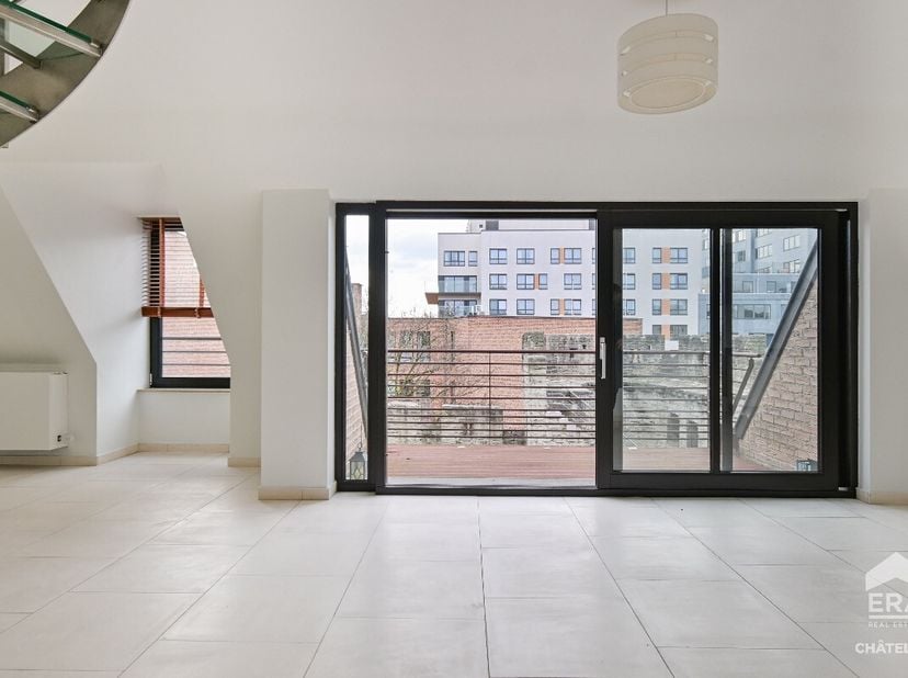 ERA CHATELAIN biedt u dit prachtige luxe duplex penthouse aan, ideaal gelegen tussen de gewilde wijken Zavel en Grote Markt in Commune Bruxelles met e