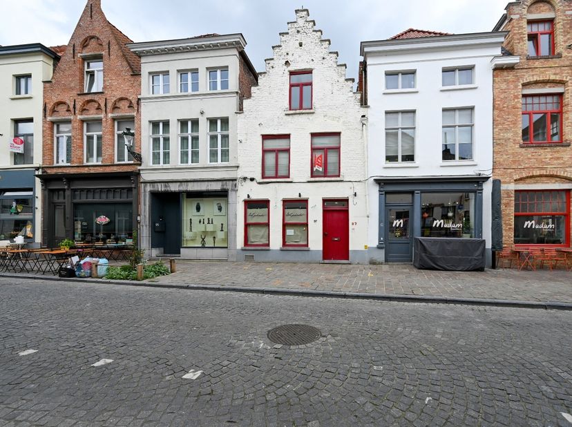 Dit handelshuis bevindt zich op commerciële toplocatie in het centrum van Brugge. Gelegen in de immer bruisende Langestraat biedt dit pand enorm veel