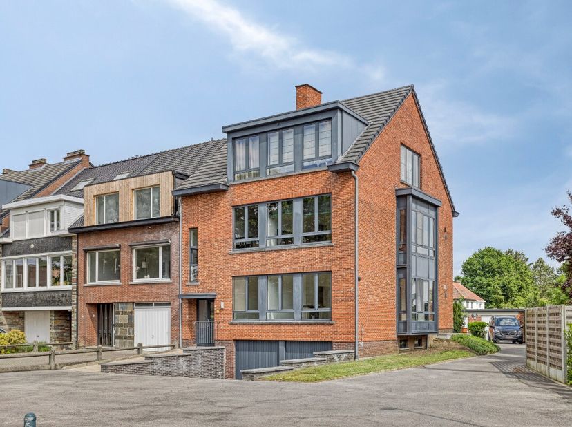 Schaffen: Opbrengsteigendom te koop met 3 appartementen en 4 garages Bent u op zoek naar een solide investering met directe huuropbrengst? Dan is dit