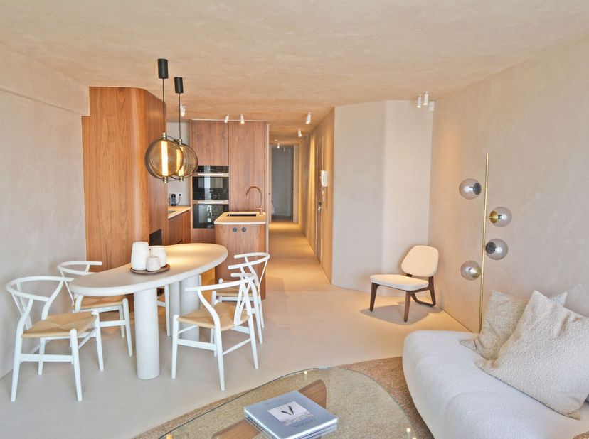 Luxueus gerenoveerd appartement op de Zeedijk nabij de Casino in Knokke.&lt;br /&gt;
Het appartement omvat: Inkomhal, woonkamer met open keuken en ingericht
