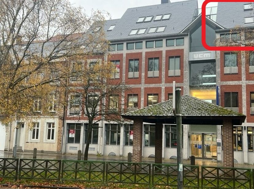 Beau bureau lumineux (245m²) à louer dans un bâtiment sécurisé avec climatisation et ascenseurLespace dispose également dune cuisine.Loyer 2350euro +