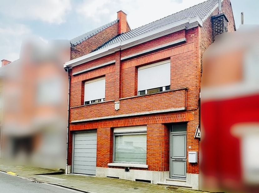 Op een rustige ligging, vlakbij centrum Brakel, vinden we deze bijzonder goed onderhouden en ruime woning. De woning omvat een inkomhall, grote en lic
