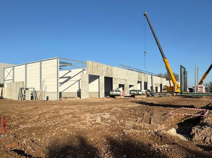 Nieuwbouw KMO-unit met een oppervlakte van 346 m² te koop met een fantastische ligging langs de commerciële Brusselbaan te Hekelgem (Affligem). &lt;br /&gt;