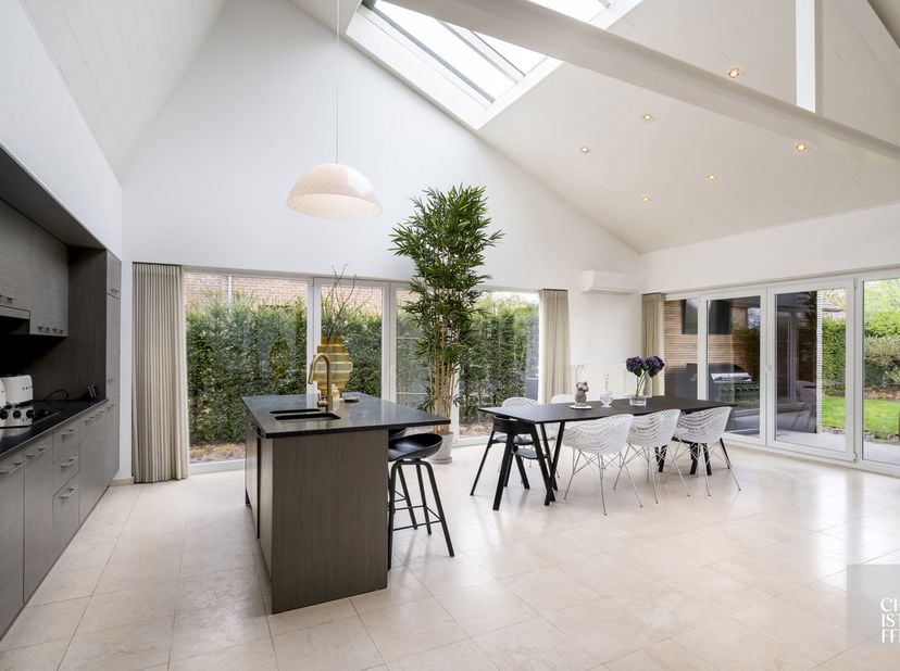 Gelijkvloerse woning met hoge plafonds in Dilsen-Stokkem!&lt;br /&gt;
Deze praktisch ingedeelde woning biedt alle leefruimtes op één niveau, wat zorgt voor