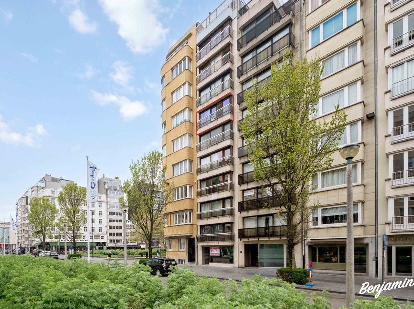 - Centrale ligging vlakbij het casino van Oostende: Leopold II-laan 15 bus 601&lt;br /&gt;
- Appartement op de 6de verdieping van Residentie Zeebries&lt;br /&gt;