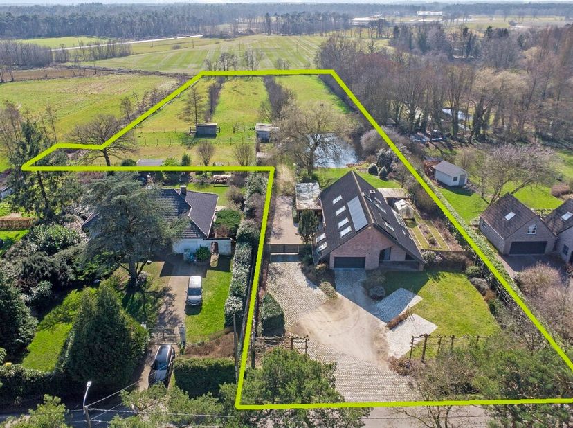 Deze ruim ingedeelde en goed onderhouden woning is centraal en rustig gelegen in Bel, op de grens van Mol, Geel en Meerhout. Je geniet hier van een vl