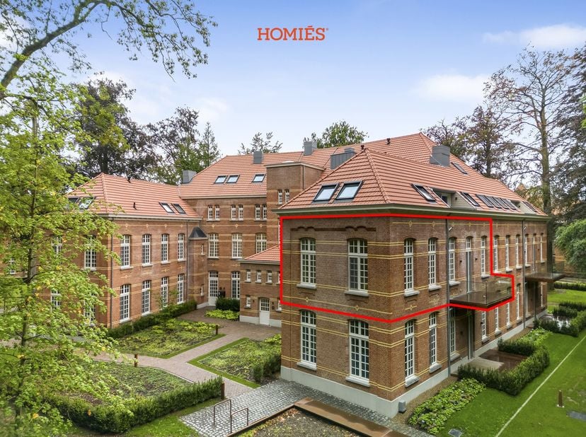 Deze eigentijdse en energiezuinige woonst bevindt zich in het exclusieve gebouw ‘Sint Vincentius’, een volledig gerenoveerd (2025) historische gebouw,