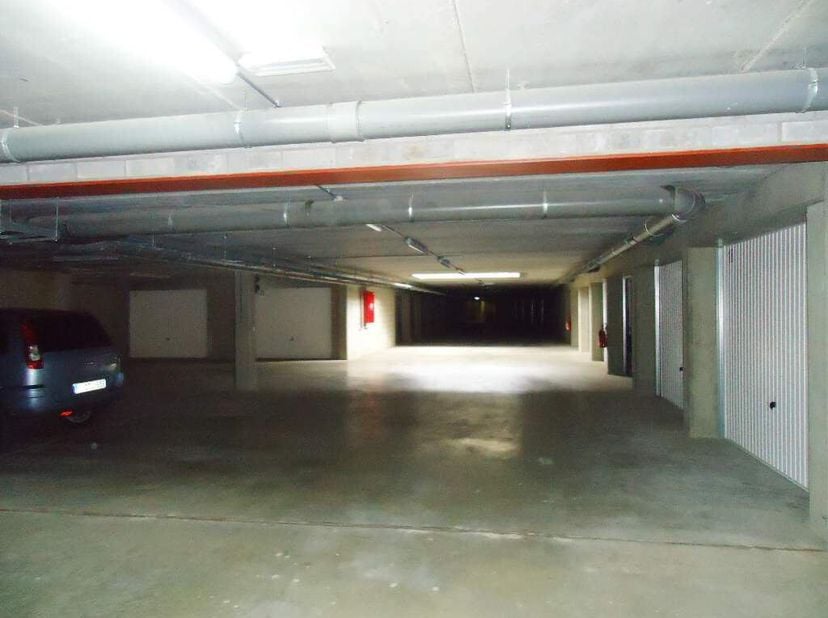 Afgesloten garages met toegang vanaf de Pauwengraaf (te voet) en de Mie Merkenstraat&lt;br /&gt;
 via automatische poort.&lt;br /&gt;
Ideale investering.&lt;br /&gt;
De