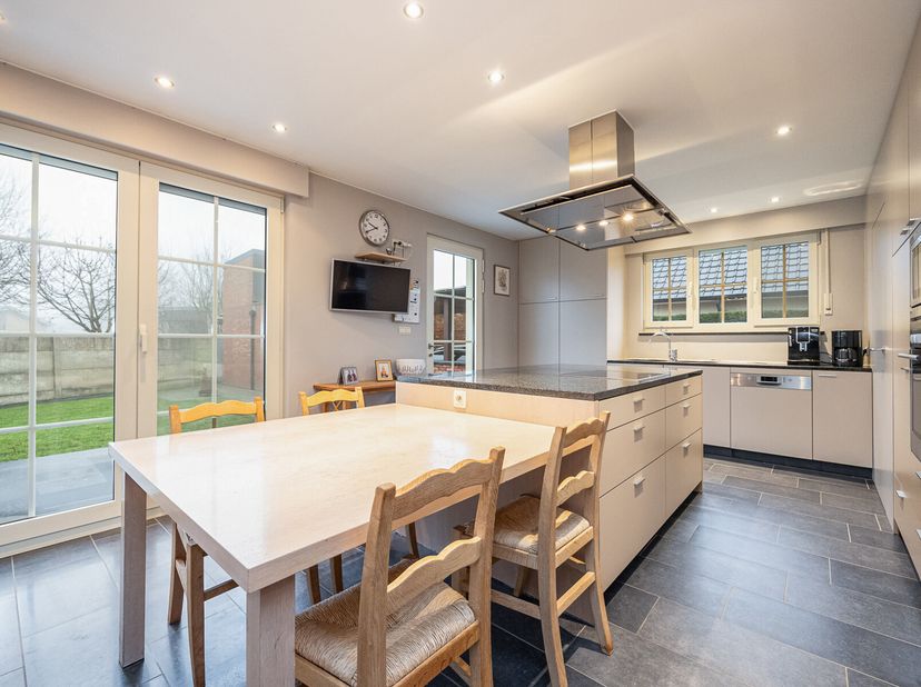 Deze gerenoveerde gezinswoning met drie slaapkamers is een echte buitenkans. Het pand is centraal gelegen, tussen Olen en Herentals.&lt;br /&gt;
De inkomhal