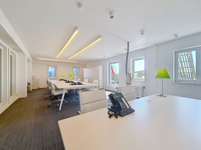Deze volledig gemeubelde kantoorruimtes, gelegen op de 2de verdieping van een stijlvol en modern pand in Sint-Denijs-Westrem, bieden dé perfecte werko
