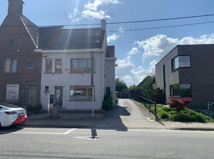 Over het appartement:Dit charmant en lichtrijk duplex appartement biedt een warme en huiselijke sfeer dankzij ramen aan drie zijden en een doordachte
