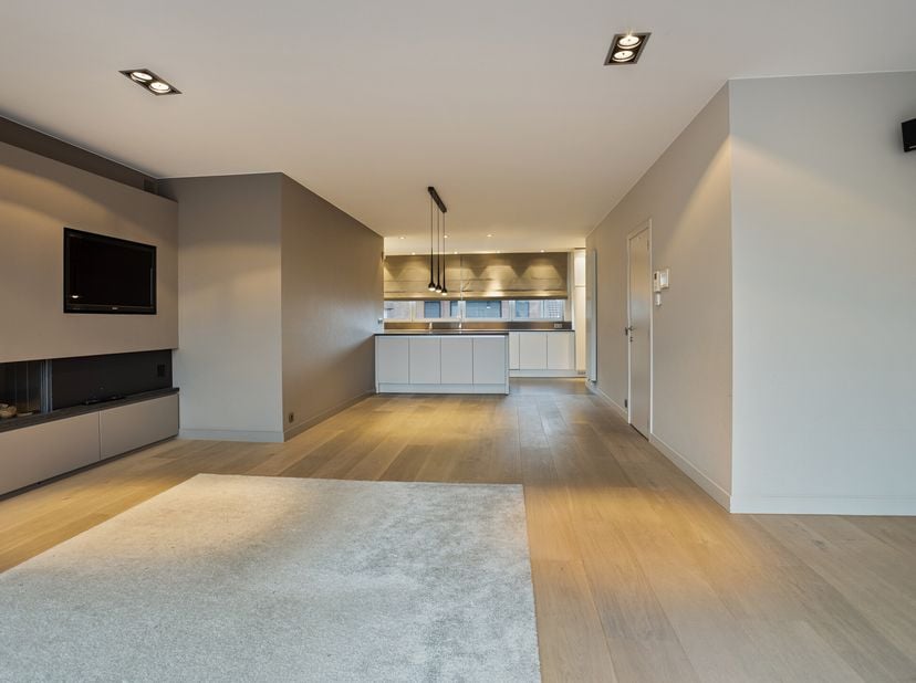 Cette maison spacieuse est proposée à la vente à Beveren et, en plus d&#039;un luxueux appartement en duplex, propose un rez-de-chaussée polyvalent.&lt;br /&gt;