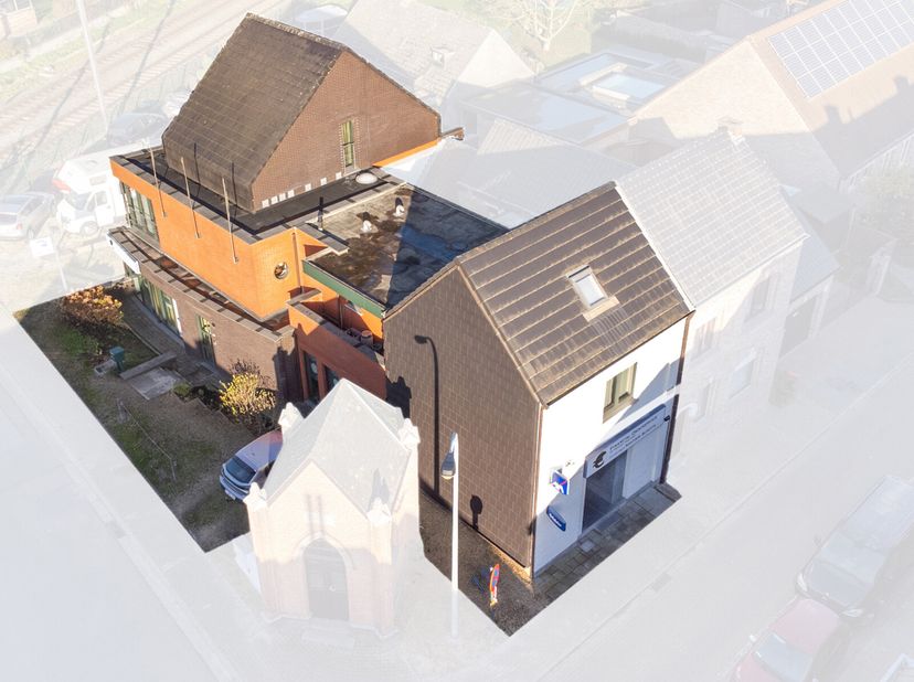 RENDABEL OPBRENGSTVASTGOED BESTAANDE UIT KANTOREN &amp; 2 APPARTEMENTEN - GARAGE EN BUITENSTAANPLAATSEN. Dit uniek vastgoed gekend als zakenkantoor met er