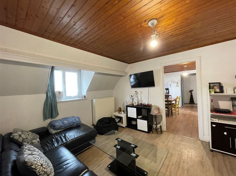 Appartement de deux chambres, nécessitant un rafraichissant, idéalement situé aux abords du centre-ville de Tournai. &lt;br /&gt;
L&#039;appartement s&#039;ouvre sur