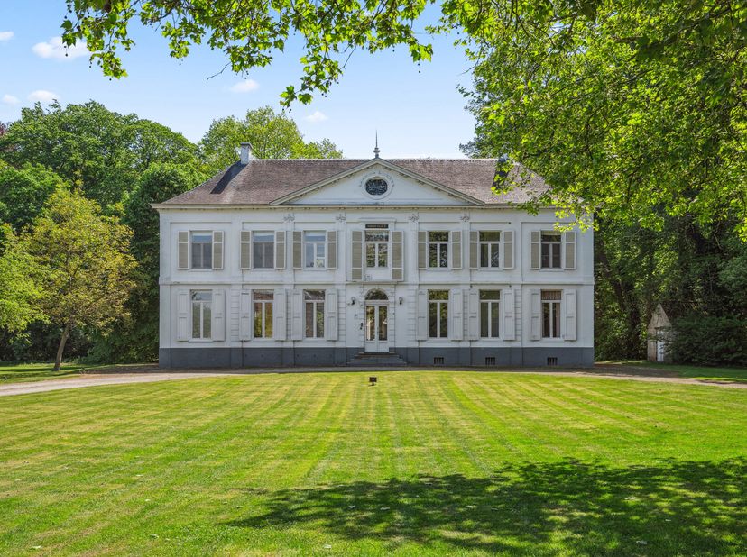 Dit kasteel werd rond 1854 gebouwd en vormt het middelpunt van een landschappelijk park van ± 2,5 ha.&lt;br /&gt;
Vandaag wordt dit historische pand gebruik