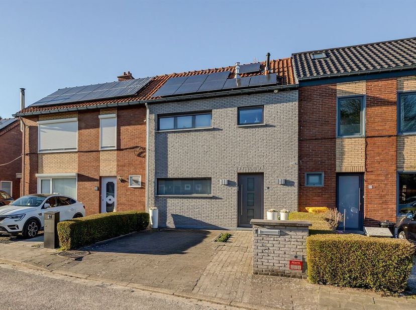 Deze rustig gelegen woning ligt in een doodlopende straat vlakbij kasteel d&#039;Ursel. De woning werd recentelijke volledig gerenoveerd en biedt een vlott