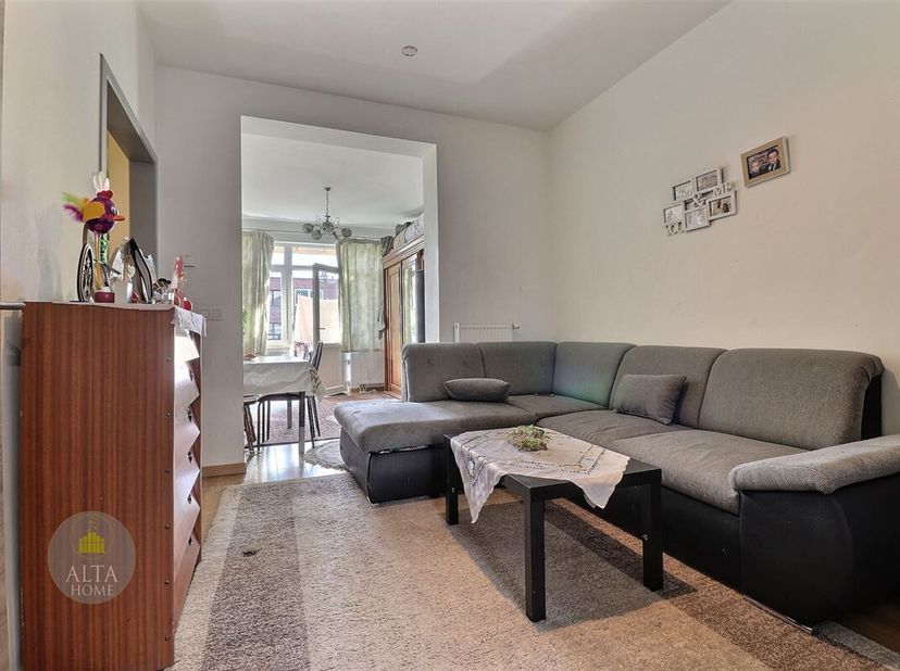 A moins de 5 mins à pied de la Basilique et du Parc Elisabeth, proche de toutes commodités, commerces et transports en commun. Le Bureau ALTA HOME vou