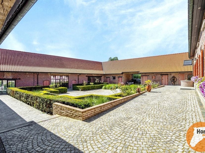 MAARKEDAL - UNIEKE VIERKANTSHOEVE met binnenzwembad en grote extra hangar (paardenstallen en piste) op 5,87 hectare.&lt;br /&gt;
Wonen, ontspannen én ondern