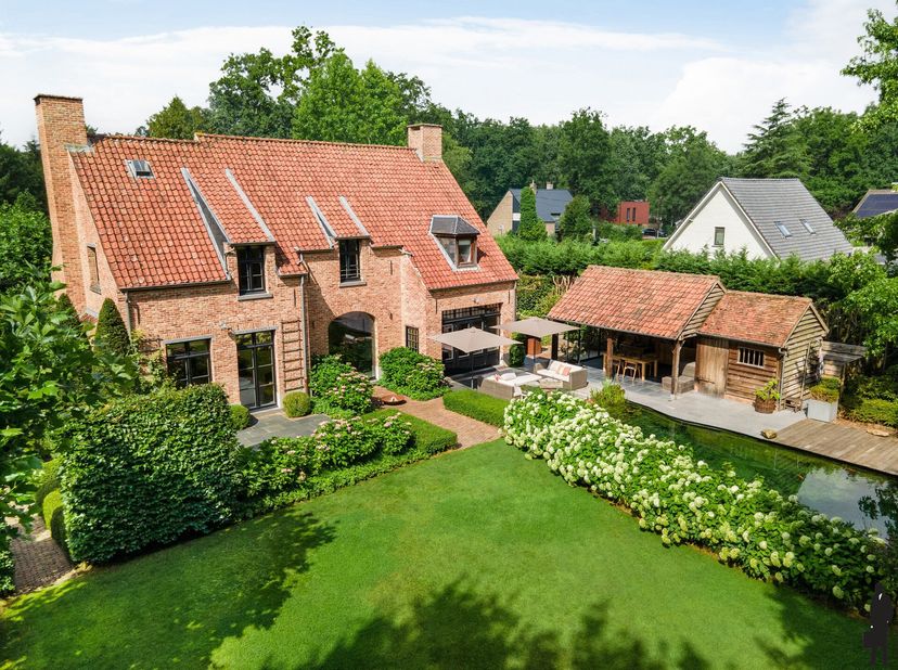 VILLA MET POOLHOUSE EN ZWEMVIJVER IN ZOERSEL (HALLE)&lt;br /&gt;
In het groene Halle (Zoersel), nabij Schilde, gunstig gelegen nabij scholen, winkels en vel
