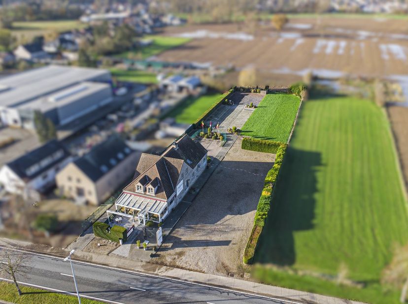 Op de Rijksweg in Maasmechelen, ter hoogte van nummer 118, kan u dit handelspand met woonst terugvinden. &lt;br /&gt;
Het betreft een perceel met een totale