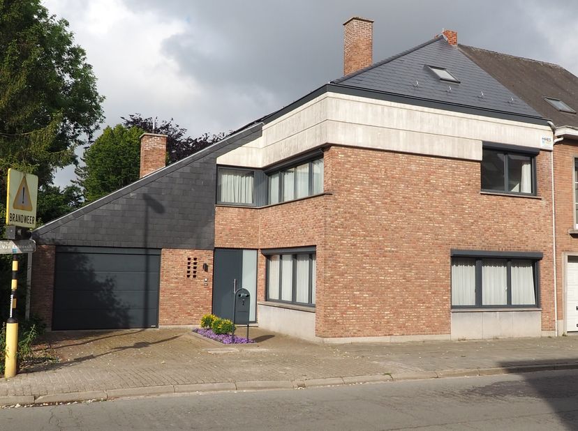 Instapklare halfopen woning met 4 slaapkamers in het centrum van Londerzeel, vlakbij openbaar vervoer en op enkele minuten rijden van de A12. Rustige