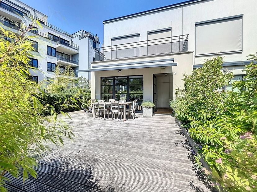 Chatelain : Dans un ensemble immobilier construit en 2013, magnifique duplex de 110m² en intérieur d&#039;ilot composé d&#039;un bel espace de séjour donnant su