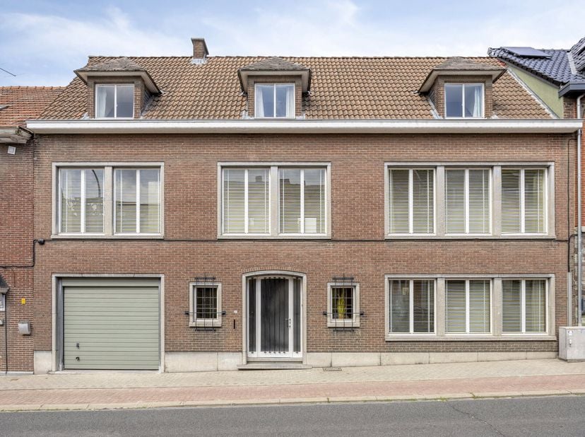 Uitzonderlijk ruime woning met 7 slaapkamers of als kantoorruimte  ideaal voor vrije beroepen of zelfstandigen&lt;br /&gt;
Perceeloppervlakte: 3 are 19 ca&lt;b