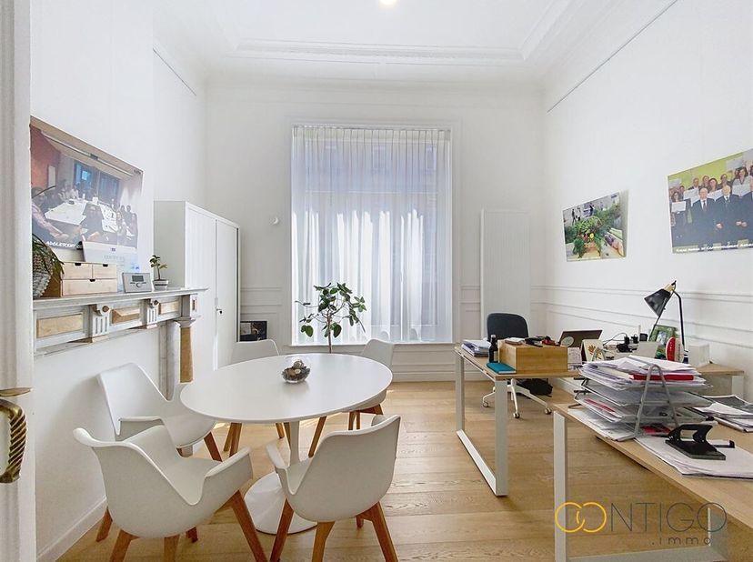 Contigo. Immo presenteert dit zeer charmante en lichte gerenoveerde split-level kantoor van +/- 120m² in een Brussels huis gelegen in de Squares wijk,
