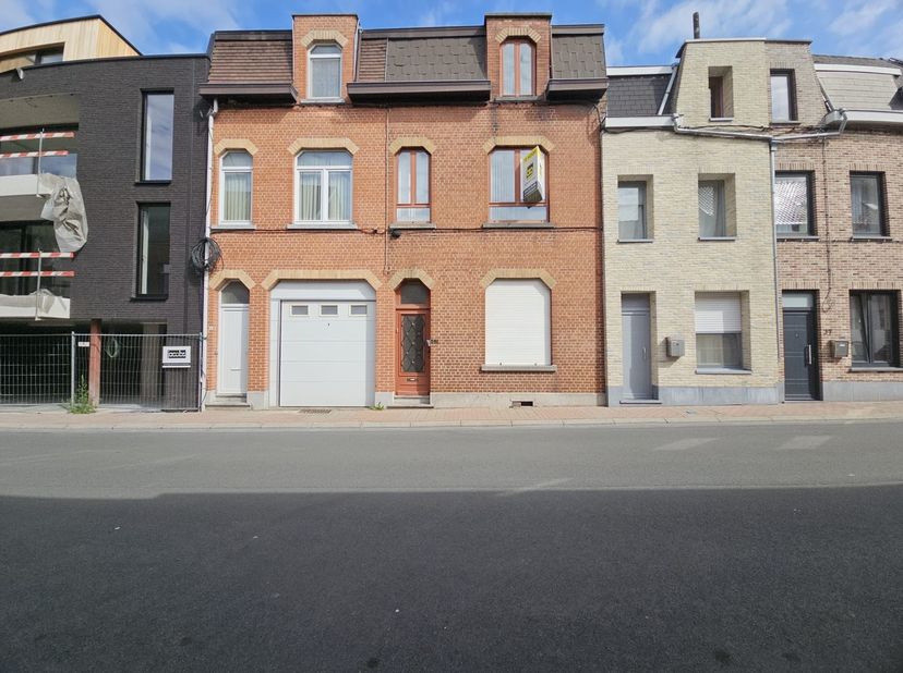 Deze net onderhouden, ruime en zeer degelijke woning bevindt zich in het stadscentrum van Geraardsbergen (omgeving Kaai), dit op wandelafstand van win