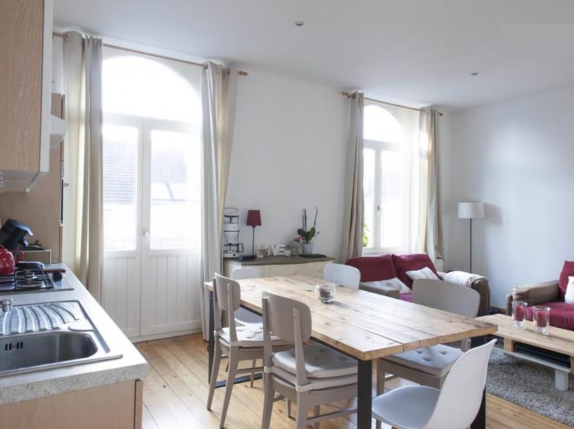À deux pas du Parc du Cinquantenaire et des institutions européennes, non loin de Montgomery, magnifique appartement 1 chambre de ± 75m² avec balcon,