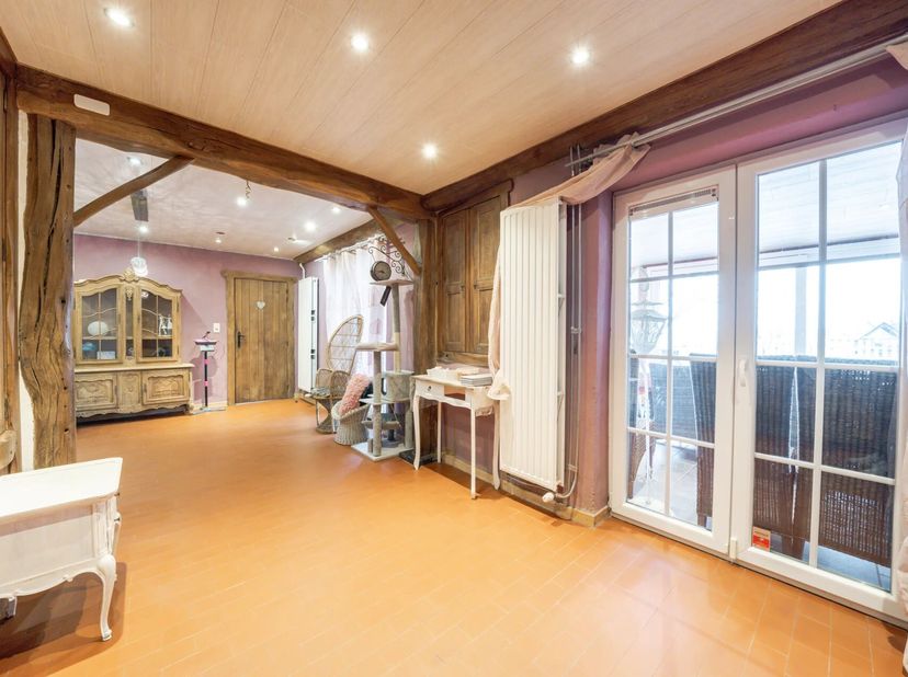 EBIMMO biedt je deze charmante gerenoveerde boerderij, gelegen in een typisch Condroz-dorp dicht bij de N63 (Luik-Marche) en op 15 km van het &quot;kleinst