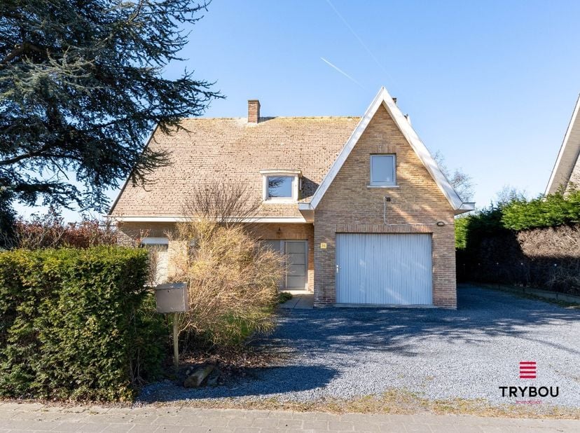 Deze veelzijdige woning combineert comfortabel wonen met functionele ruimte voor werk of hobby. Gelegen in een rustige buurt, biedt deze alleenstaande