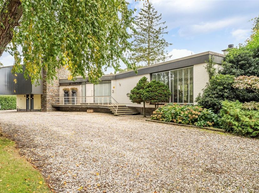 Prachtige Villa op een perceel van maar liefst 44 are.&lt;br /&gt;
Ligging: Slechts 20 minuten van het bruisende Eindhoven, een uurtje van Hasselt en net ov
