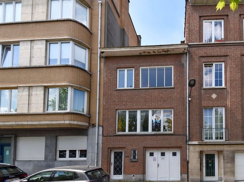 Idéalement située à proximité directe de la Place du Miroir , TRIOR vous propose cette charmante maison de type bel étage. Elle se compose comme suit: