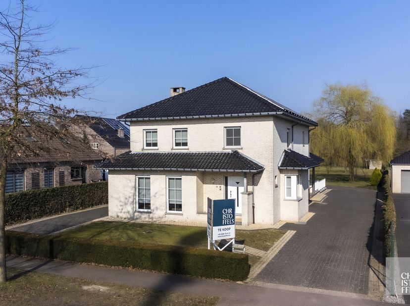 Ruime karakteristieke woning op een aangenaam perceel&lt;br /&gt;
Rustig en centraal gelegen open bebouwing. Deze woning geniet van een logische indeling in