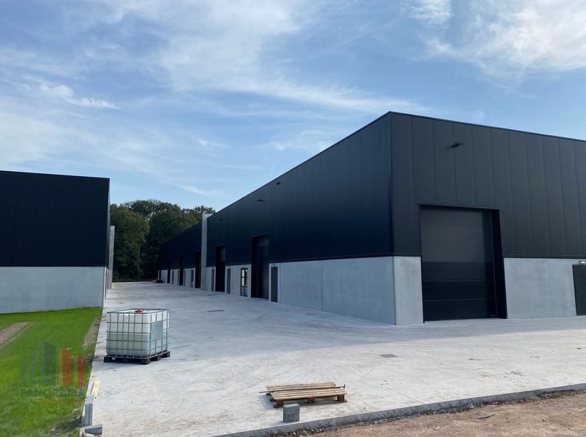 KMO-unit van 160 m² te huur, de unit maakt deel uit van het &quot;Stuckens Business Park&quot; en is strategisch gelegen in Buggenhout, aan de rand van het Bugg