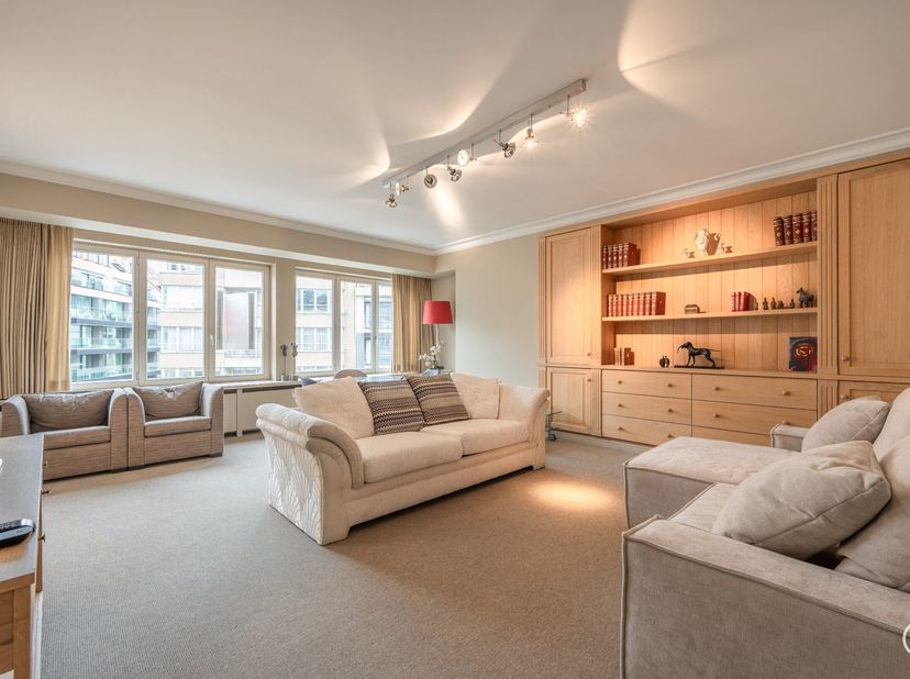 GEMEUBELD - Aangenaam appartement vlakbij het strand en het bruisende Rubensplein.&lt;br /&gt;
INDELING: ruime inkomhall, gastentoilet, vestiaire, gezellige