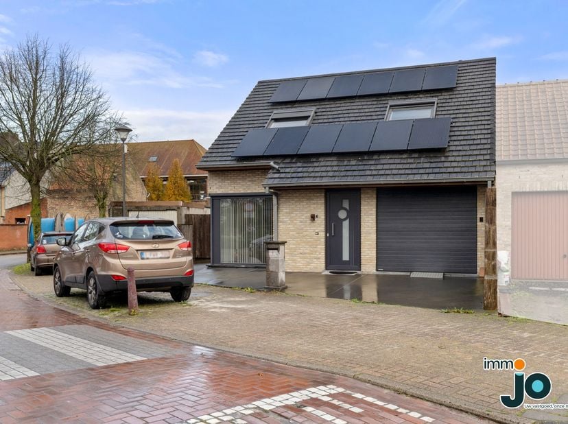 Deze jonge en moderne woning is gelegen in het rustige Ettelgem , vlakbij Jabbeke en Oostende. De ligging combineert een vlotte bereikbaarheid met de