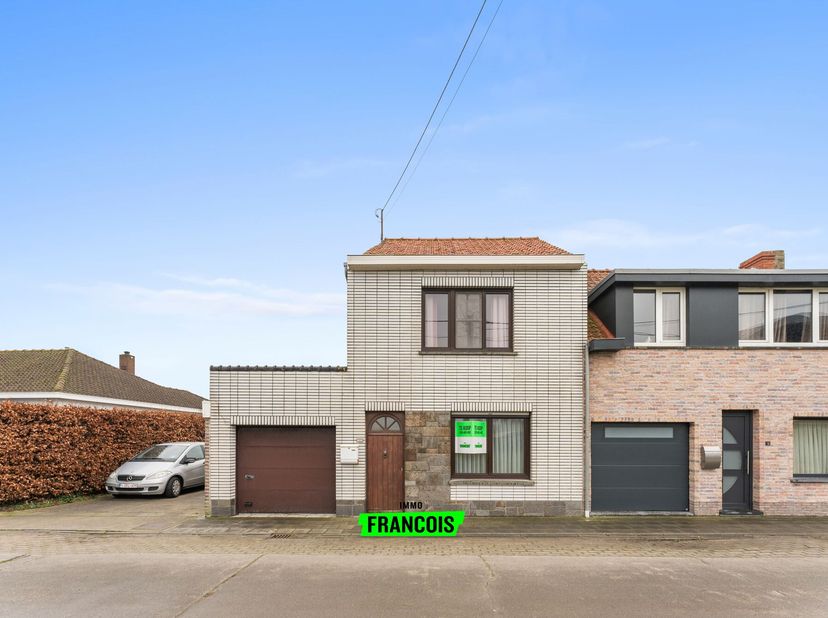 Découvrez cette propriété unique située à Parrotistraat 33, Leffinge. Cette bâtisse mitoyenne à rénover offre de nombreuses possibilités grâce à l&#039;imm