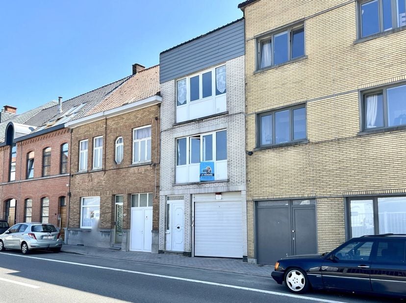IDEALE OPBRENGSTEIGENDOM bestaande uit 2 op te frissen appartementen (1 slpk). INDELING: gemeenschappelijke inkom, en op verdiep 1 en 2 bevinden zich