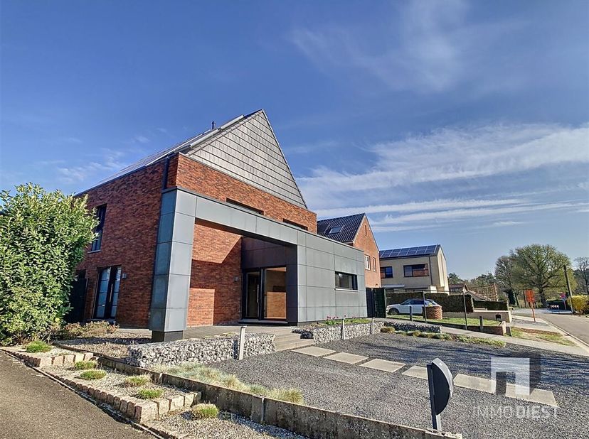 Deze prachtige woning in Heusden biedt een moderne en stijlvolle architectuur, perfect voor zowel residentieel als professioneel gebruik. Met zijn opv