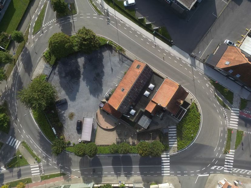 Uitzonderlijk commercieel gelegen eigendom op ca. 1340m² te Westrozebeke.&lt;br /&gt;
De eigendom is gelegen op het midden van het rondpunt in Westrozebeke,