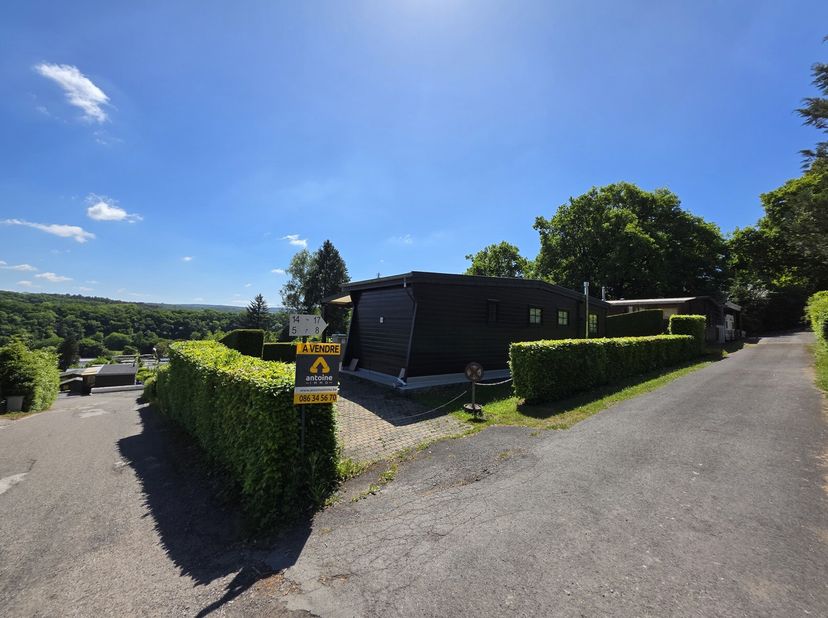 Warre (Durbuy) : Joli chalet implanté sur une parcelle de 3a 98ca offrant le calme et la tranquillité à proximité de Durbuy et de Barvaux.&lt;br /&gt;
Équip