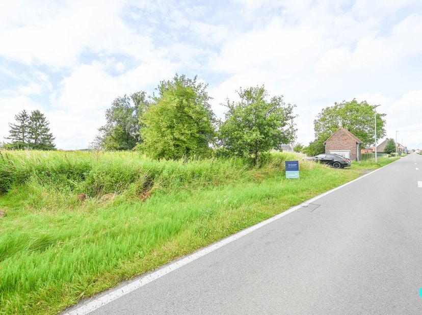 In het landelijke Oostrozebeke ligt een royaal perceel met 2108 m² bouwgrond voor villabouw, aangevuld met de mogelijkheid tot aankoop van het aanpale